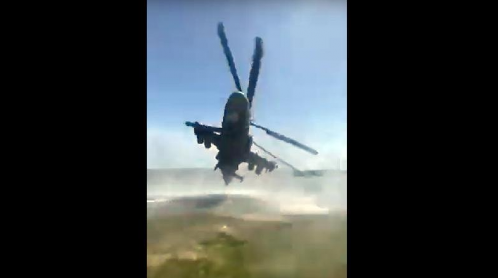 VIDEO // Imagini greu de înțeles: Rușii, cât pe ce să-și prăbușească singuri un elicopter de atac într-un lac